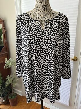 Black & White Printed Women's 3/4 Sleeve Tunic Top with silver chain